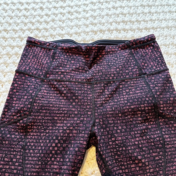 Lululemon Outrun 17" Crop Leggings Shatter Weave Dust Coral Plum
Black - Picture 4 of 5